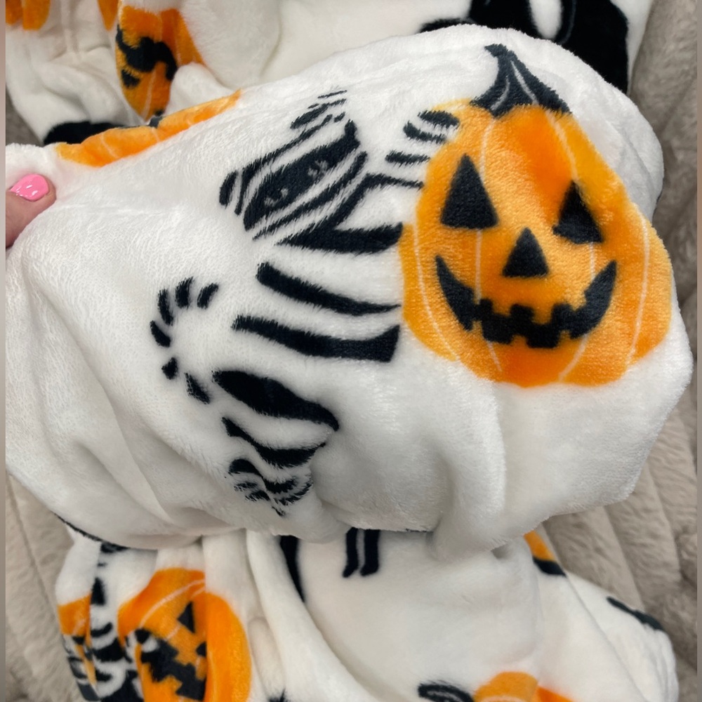 Halloween Black Cats with Pumpkins Witch Cats Mummy Cats Plush Blanket 60x70 NWT - Picture 3 of 4